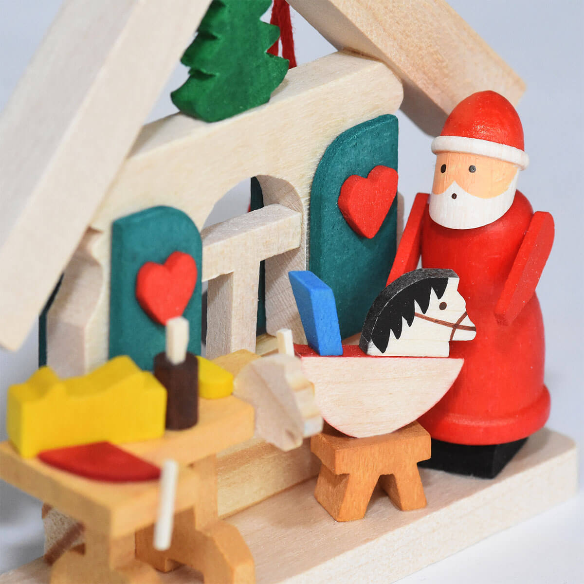 Haus Weihnachtsmann als Baumschmuck mit Schlitten