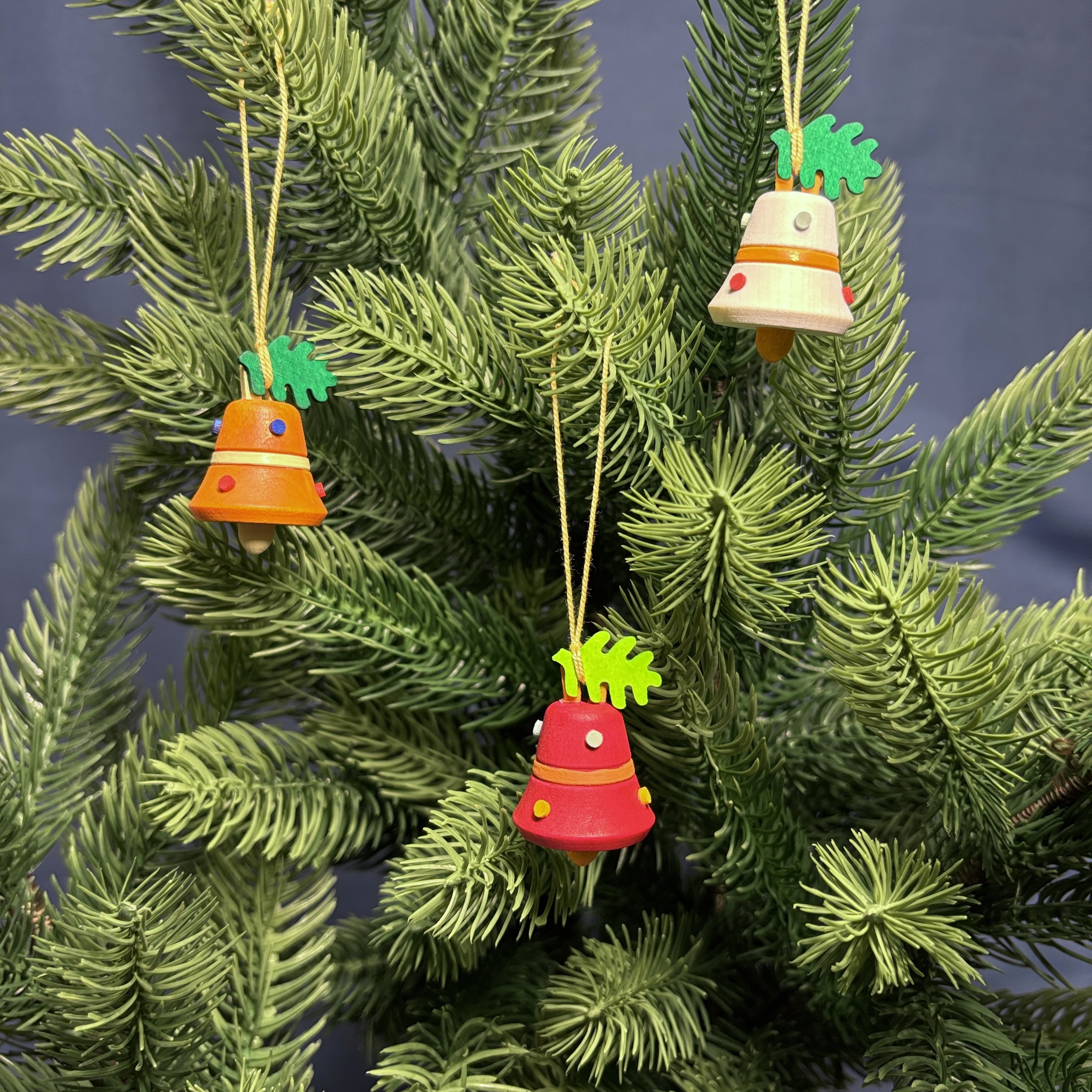 Glocke als Baumschmuck orange