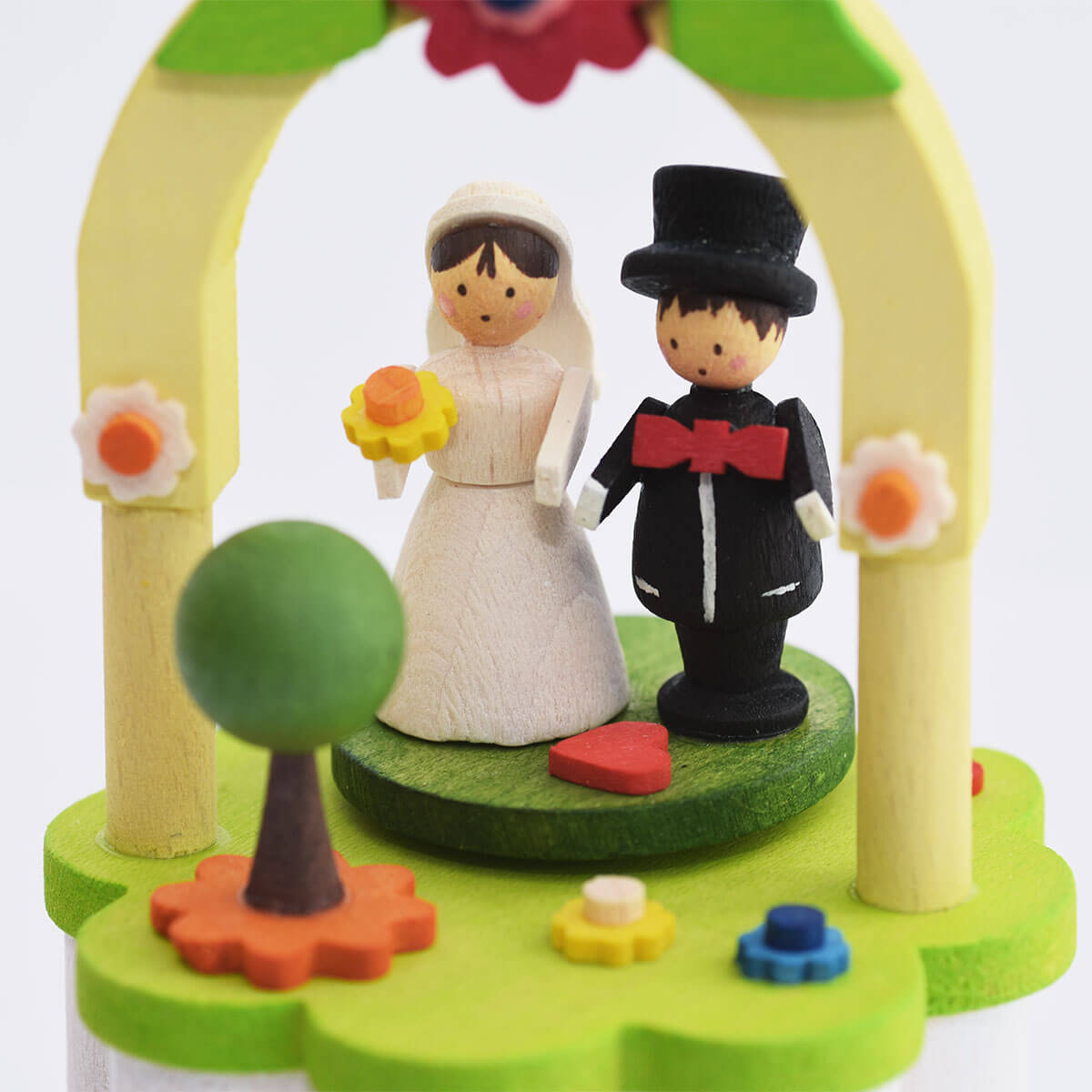 Music Box with Crank 'Bridal Couple'