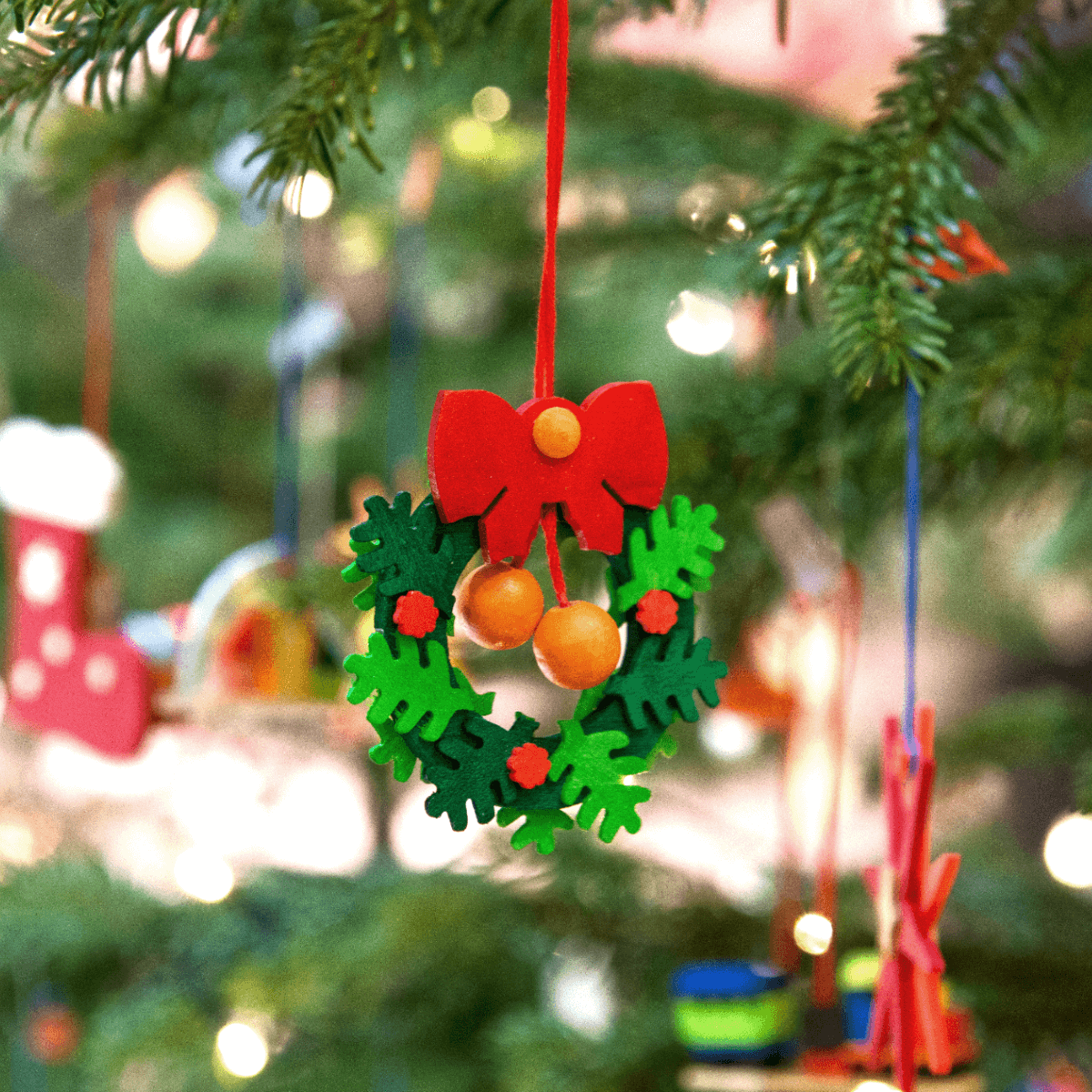 Advent wreath with baubles Ornament plain wood & white baubles