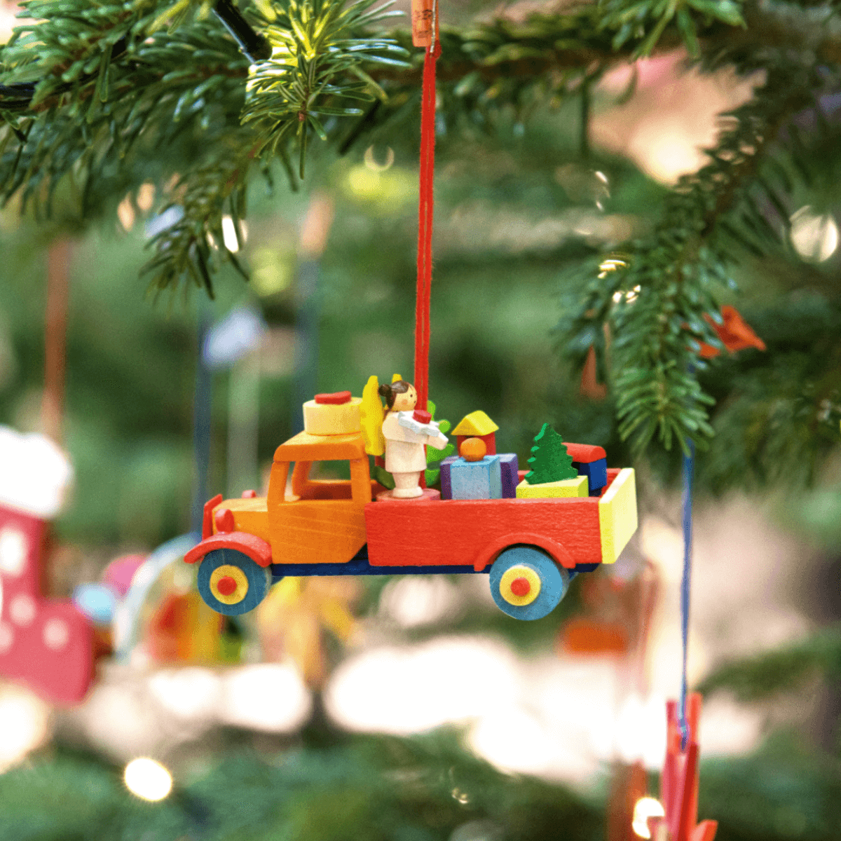 Lastwagen als Baumschmuck mit Weihnachtsmann
