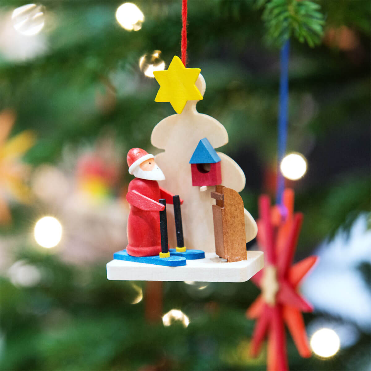 Baum-Weihnachtsmann als Baumschmuck mit Schneeschuhen