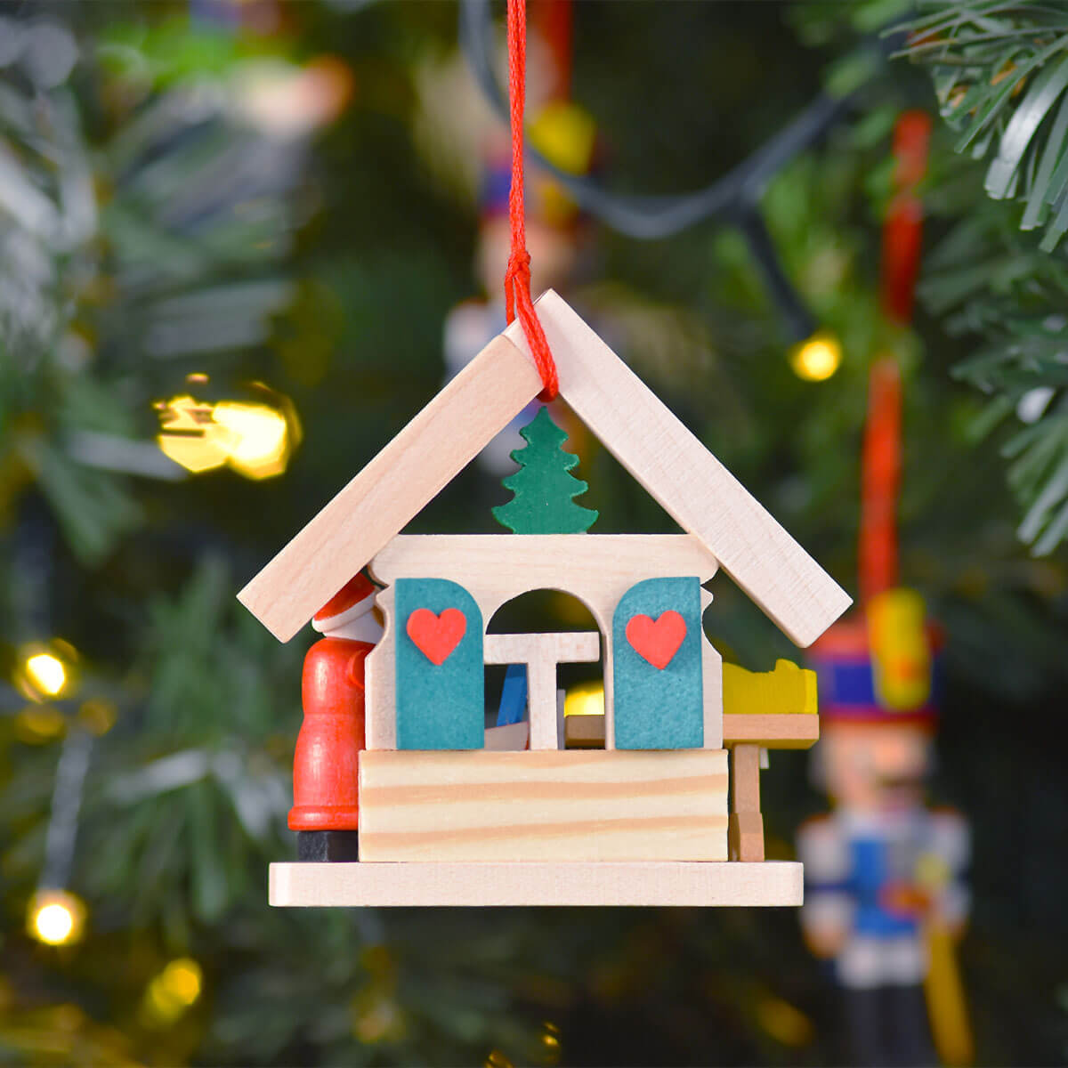Haus Weihnachtsmann als Baumschmuck mit Vogelfütterung