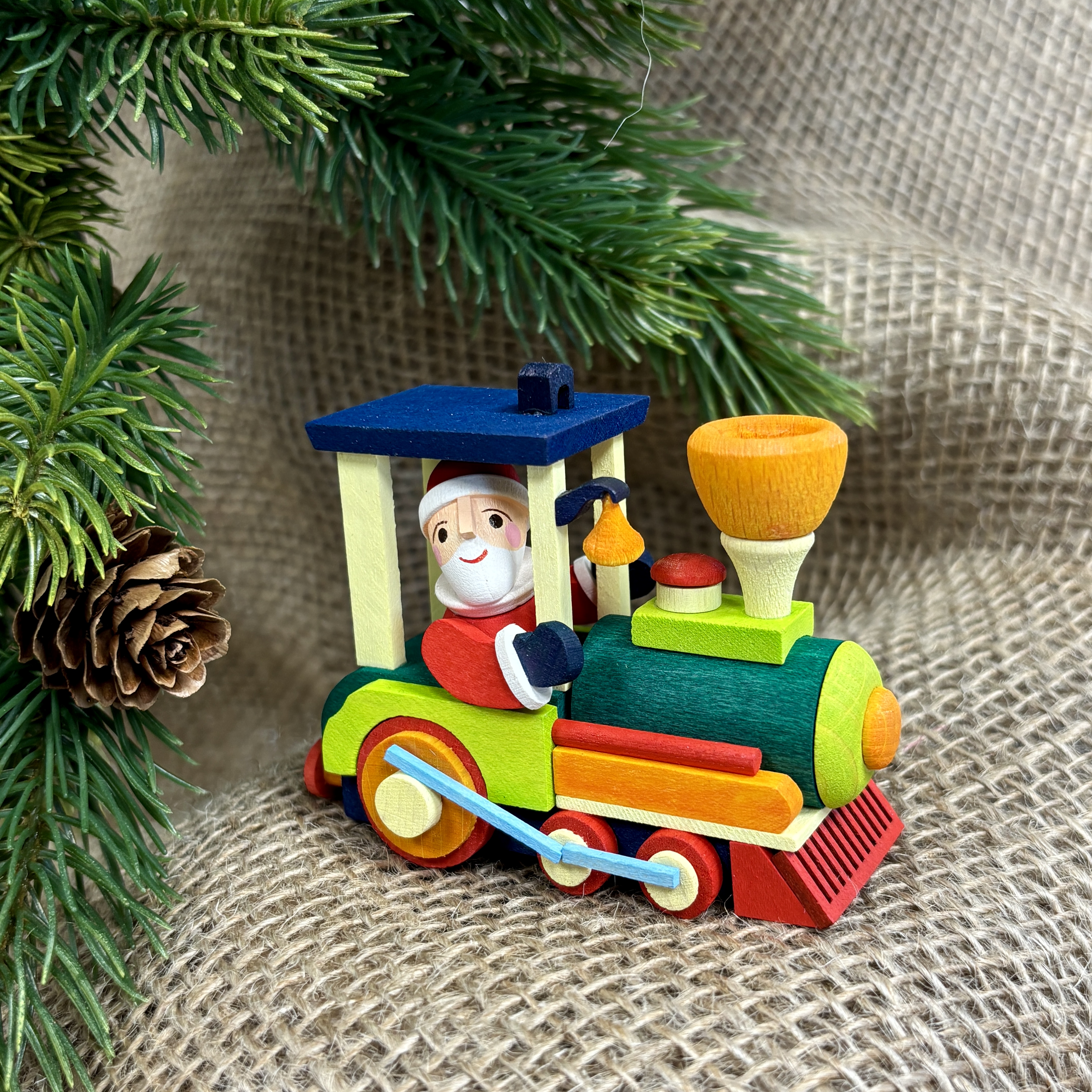 Wichtel in Eisenbahn als Baumschmuck
