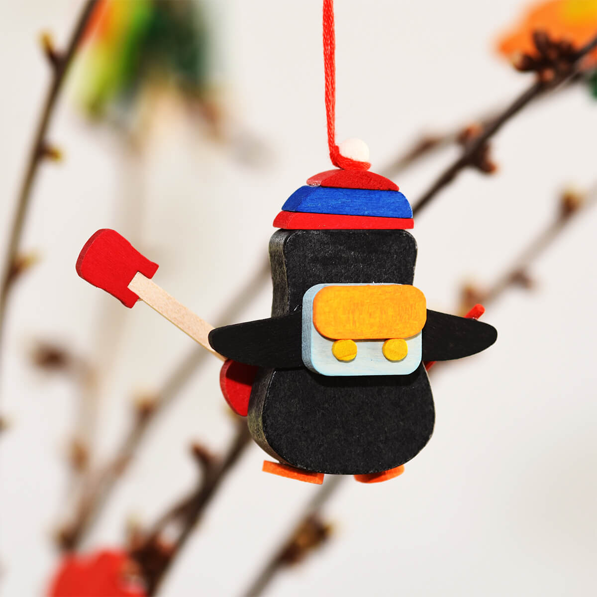 Pinguin als Baumschmuck mit Palette