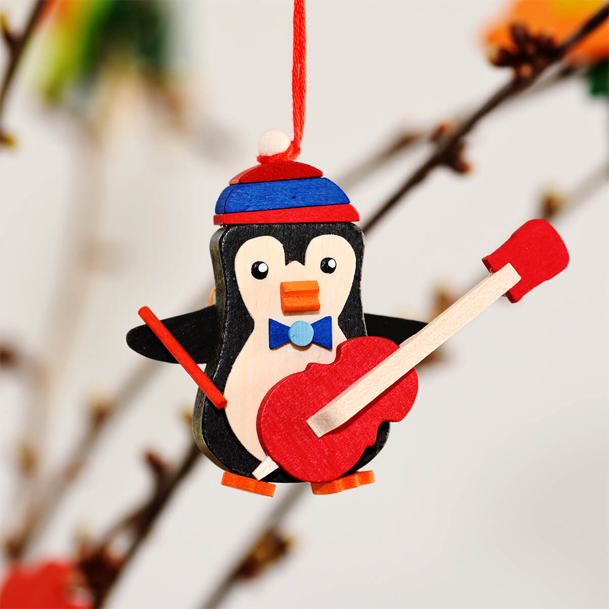 Pinguin als Baumschmuck mit Trompete