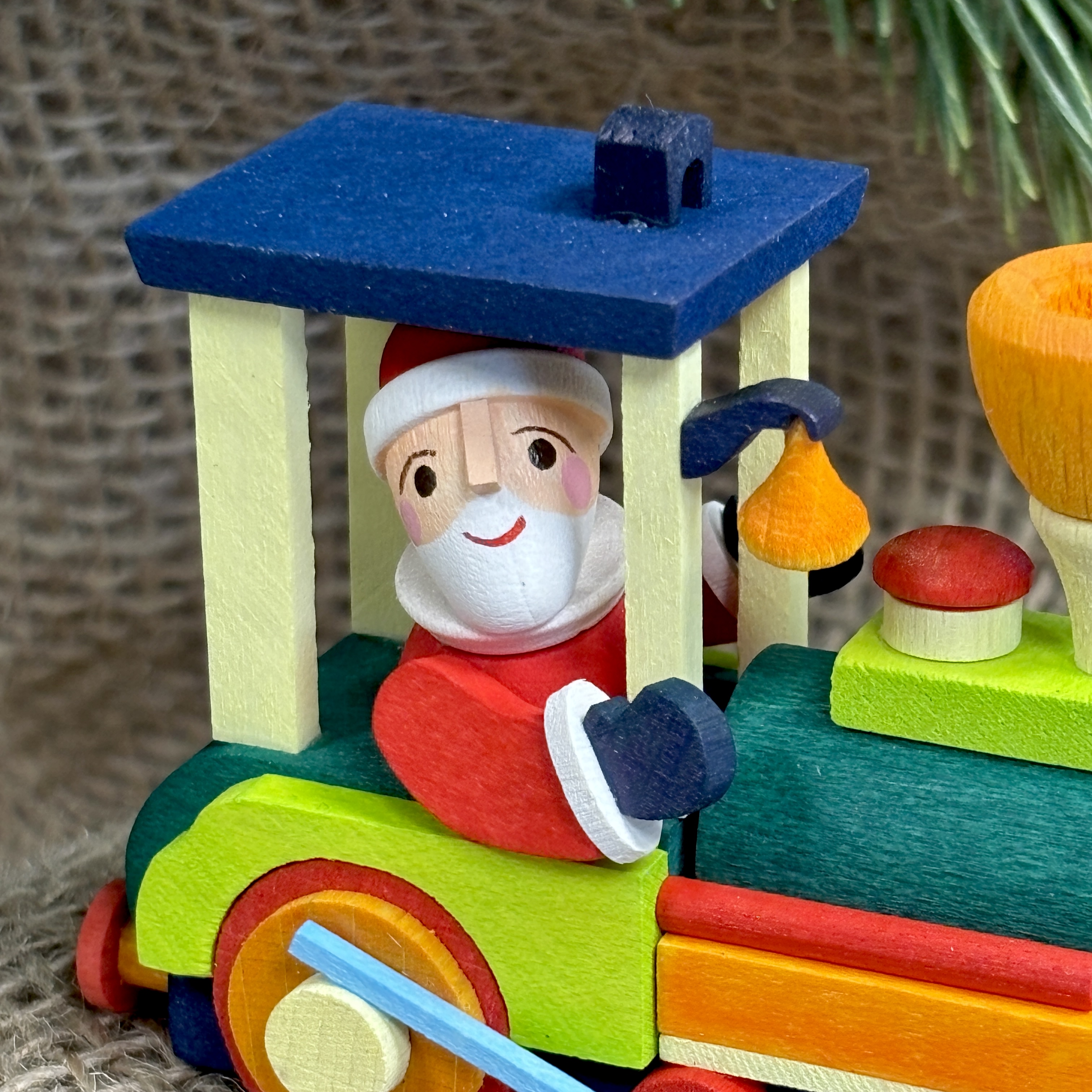 Wichtel in Eisenbahn als Baumschmuck